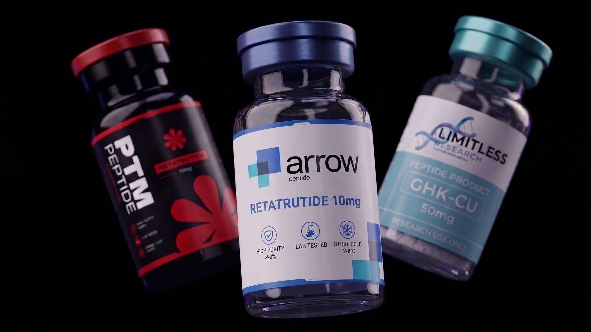 Trois fioles de peptides sur fond noir — PTM Peptide en noir et rouge, Arrow Peptide en bleu, Limitless Research en turquoise — capsules serties et étiquettes finies.