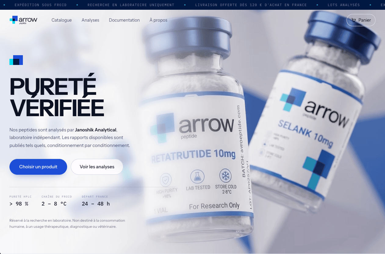 Page d'accueil du site Arrow Peptide : à gauche, sur fond blanc, le titre « Pureté vérifiée », un texte sur les analyses Janoshik et les boutons « Choisir un produit » et « Voir les analyses » ; à droite, une photo sur fond bleu nuit de deux flacons étiquetés Retatrutide 10 mg et Selank 10 mg.